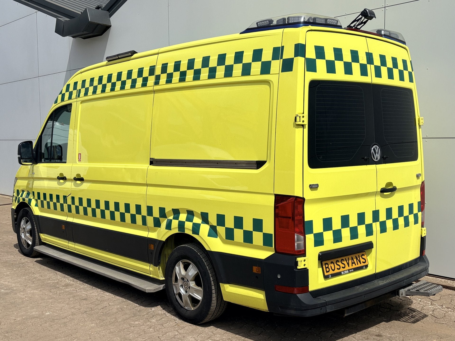 Volkswagen Crafter 2.0 TDI 177PK Ambulance L3H3 Automaat ACC, Auto's, Bestelauto's, Stof, Gebruikt, Zwart, 4 cilinders