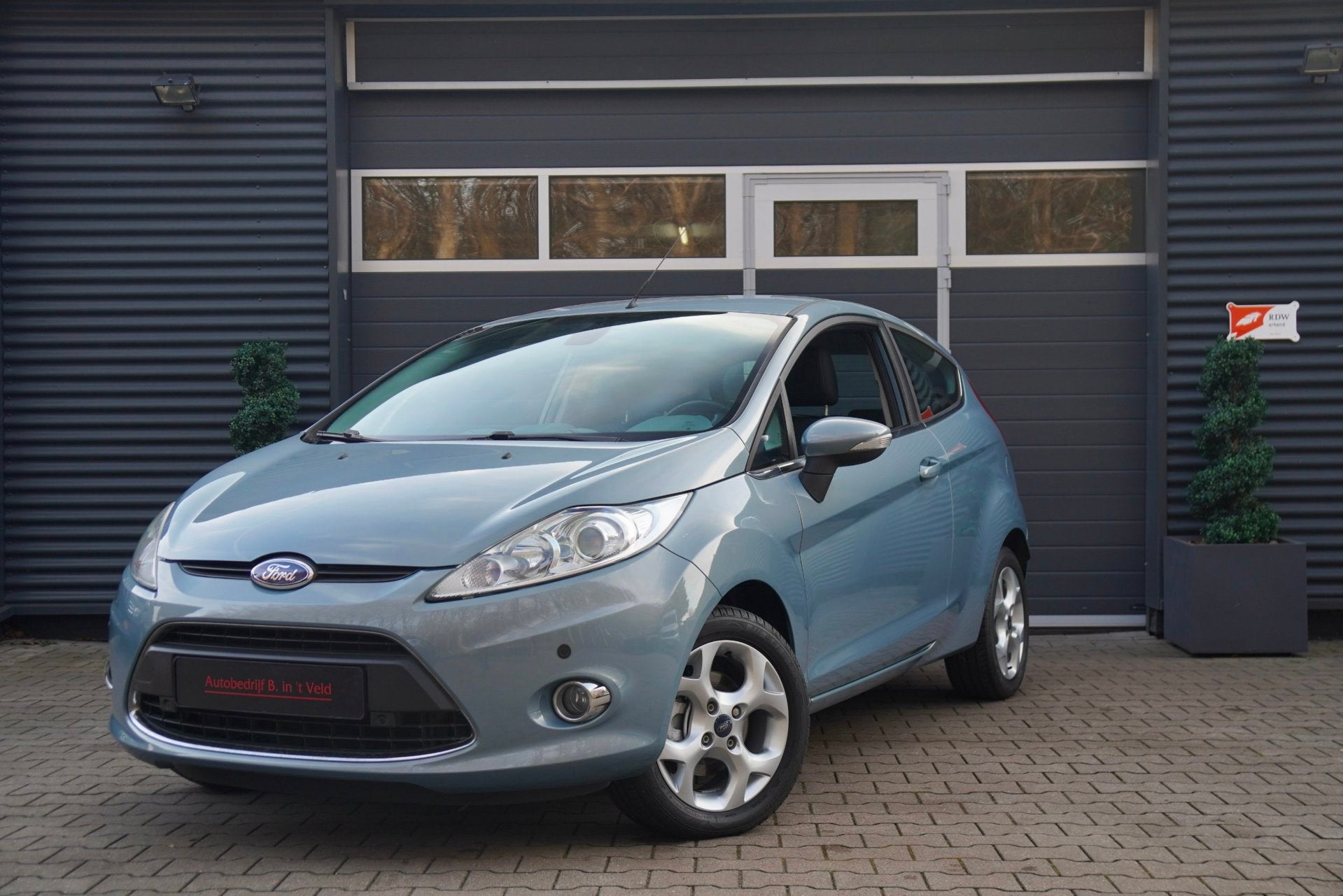 Ford Fiesta 1.25 Titanium BLUETOOTH SFEERVERLICHTING PDC V/A, Auto's, Voorwielaandrijving, Stof, 82 pk, Bedrijf