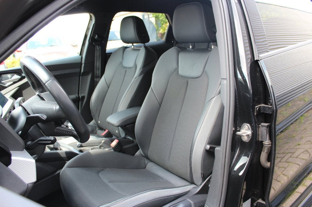 Audi A1 Sportback 35 TFSI 3x S-Line | Edition one | Matrix |, 4 cilinders, 150 pk, Leder en Stof, Zwart