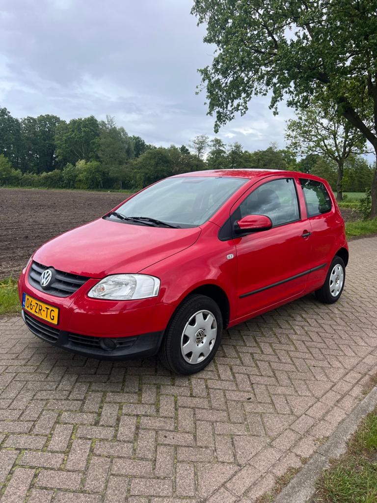 Volkswagen Fox 1.4 55KW 2008 Rood, Auto's, Voorwielaandrijving, 4 stoelen, Origineel Nederlands, Bedrijf