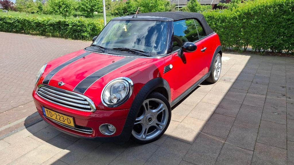 Mini Cooper Cabrio, 2010, rood + striping, JCW-velgen, Auto's, Mini, 4 cilinders, 4 stoelen, Leder en Stof, 49 €/maand