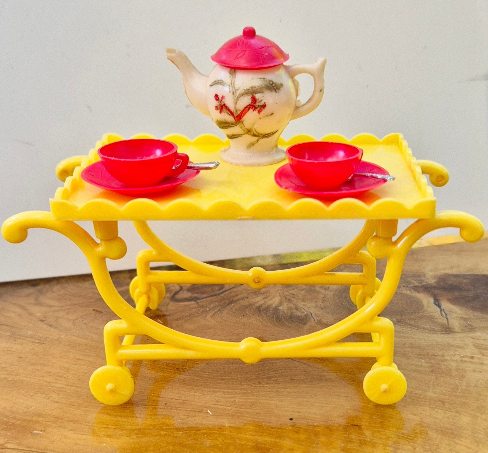 Vintage poppenhuis theewagen trolley geel +servies 50s 60s, Ophalen of Verzenden, Zo goed als nieuw, Gebruiksvoorwerp