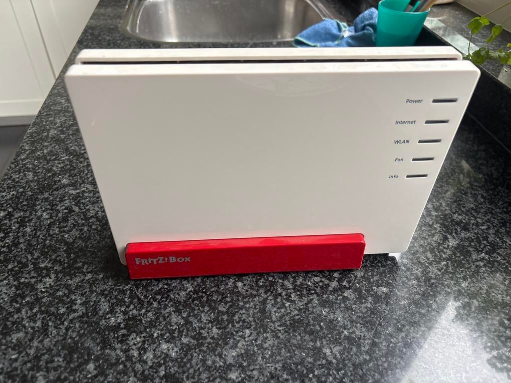 Fritzbox 7581, Computers en Software, Routers en Modems, Ophalen of Verzenden, Zo goed als nieuw, Router met modem