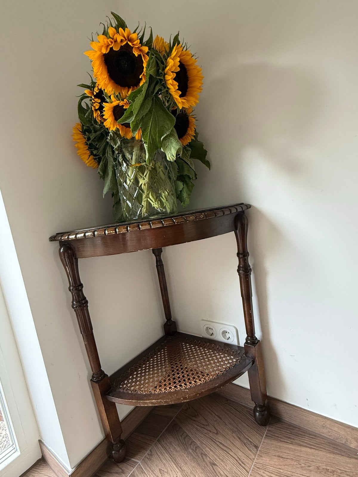 Antieke hoektafel met rotan plank, Antiek en Kunst, Ophalen