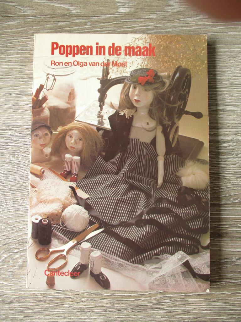 Poppen in de maak - Ron en Olga van der most, Boeken, Ophalen of Verzenden, Gelezen, Poppen maken