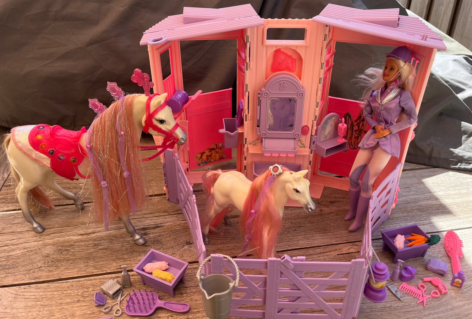 Barbie-manege inclusief Barbie en paarden., Ophalen, Zo goed als nieuw, Barbie
