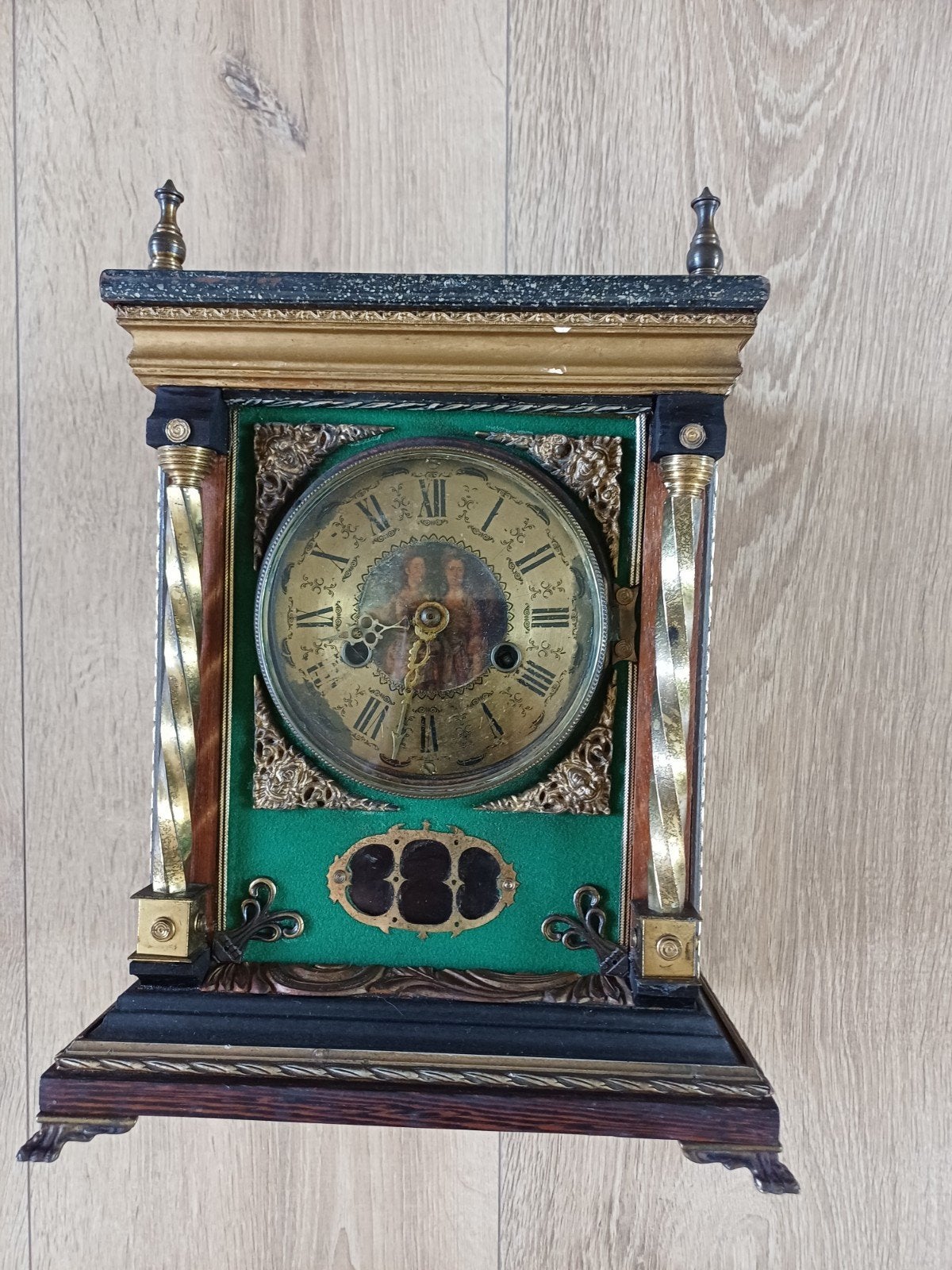 Antieke Tafelklok met Groen en Gouden Decoraties, Ophalen of Verzenden