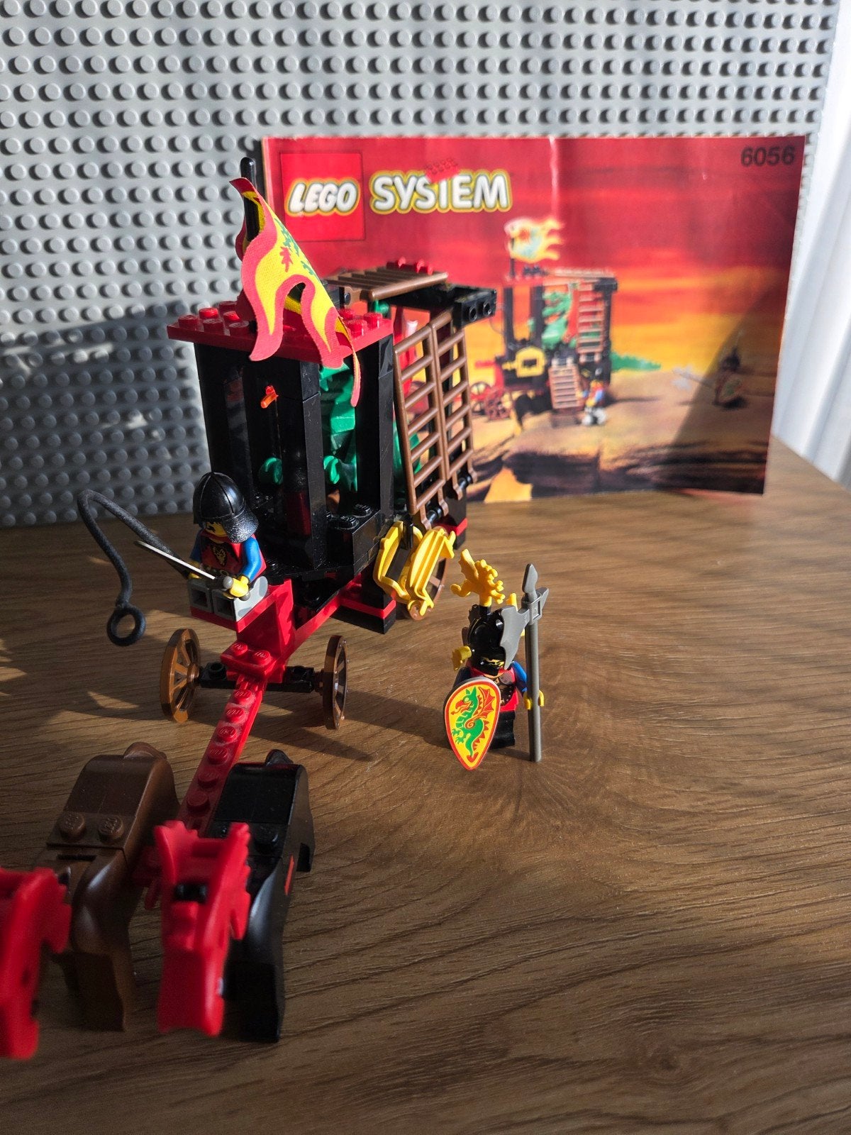 Lego Castle 6056 Dragon Wagon - Compleet met boekje, Gebruikt, Lego, Ophalen of Verzenden, Inclusief instructies