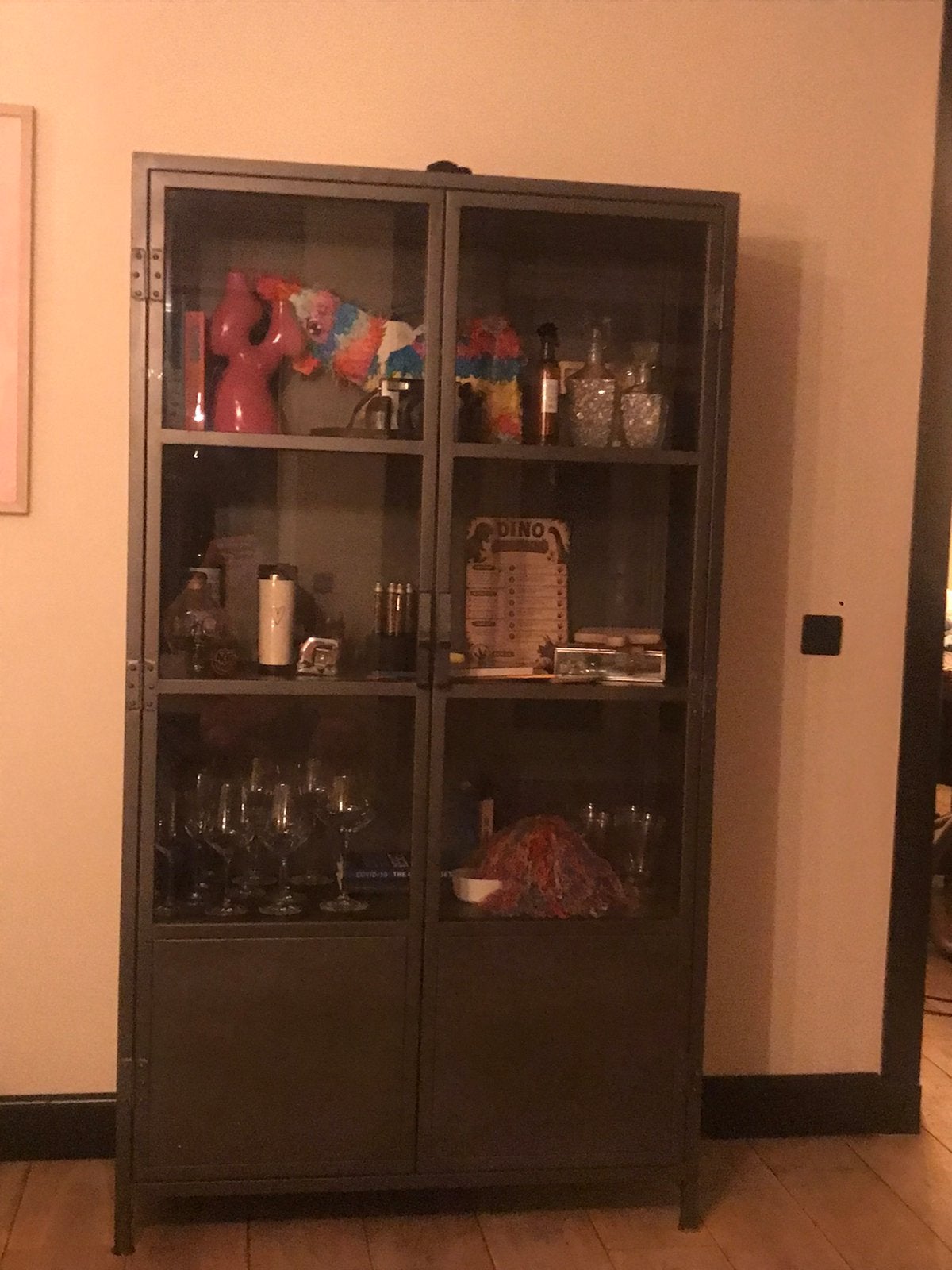 Zwarte stalen vitrinekast, Huis en Inrichting, Kasten | Vitrinekasten, Ophalen of Verzenden, Zo goed als nieuw, 25 tot 50 cm, 50 tot 100 cm