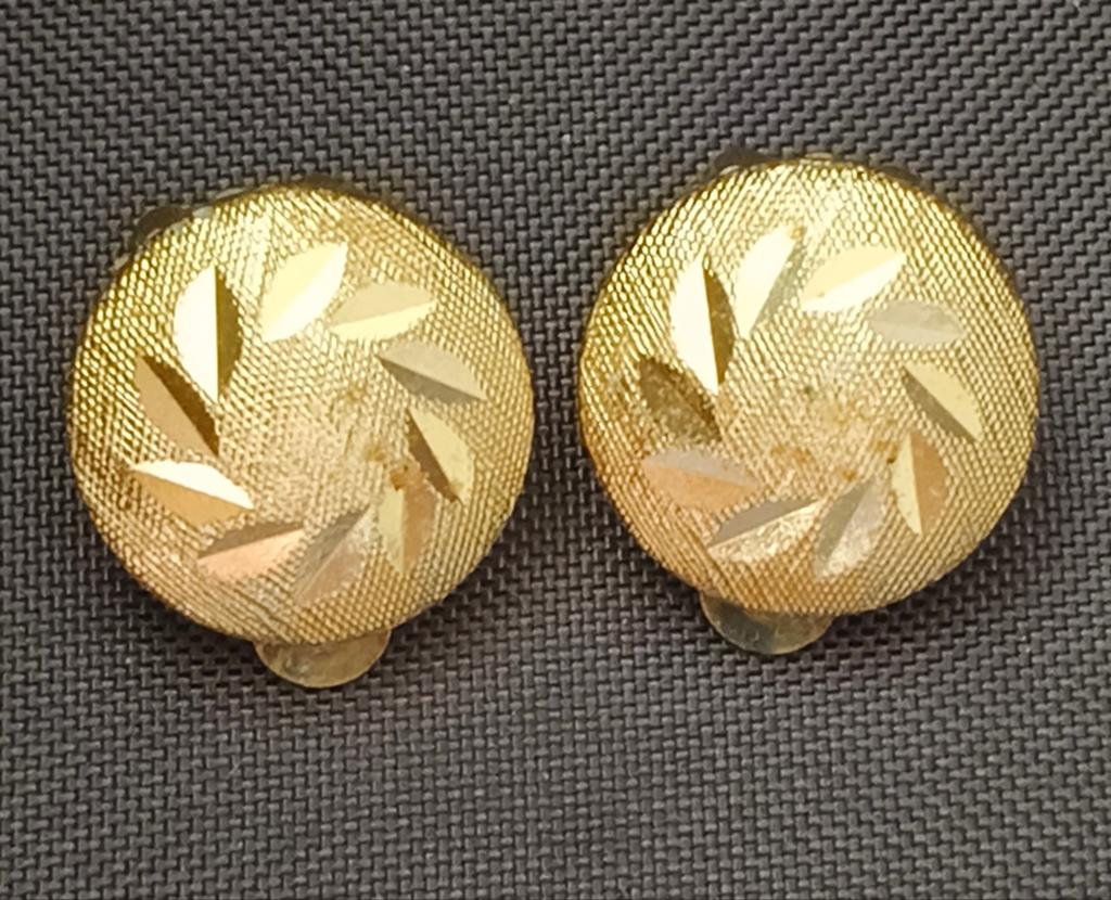 Vintage Goudkleur clip on oorbellen met Bladmotief, Ophalen of Verzenden, Zo goed als nieuw, Goud, Overige materialen