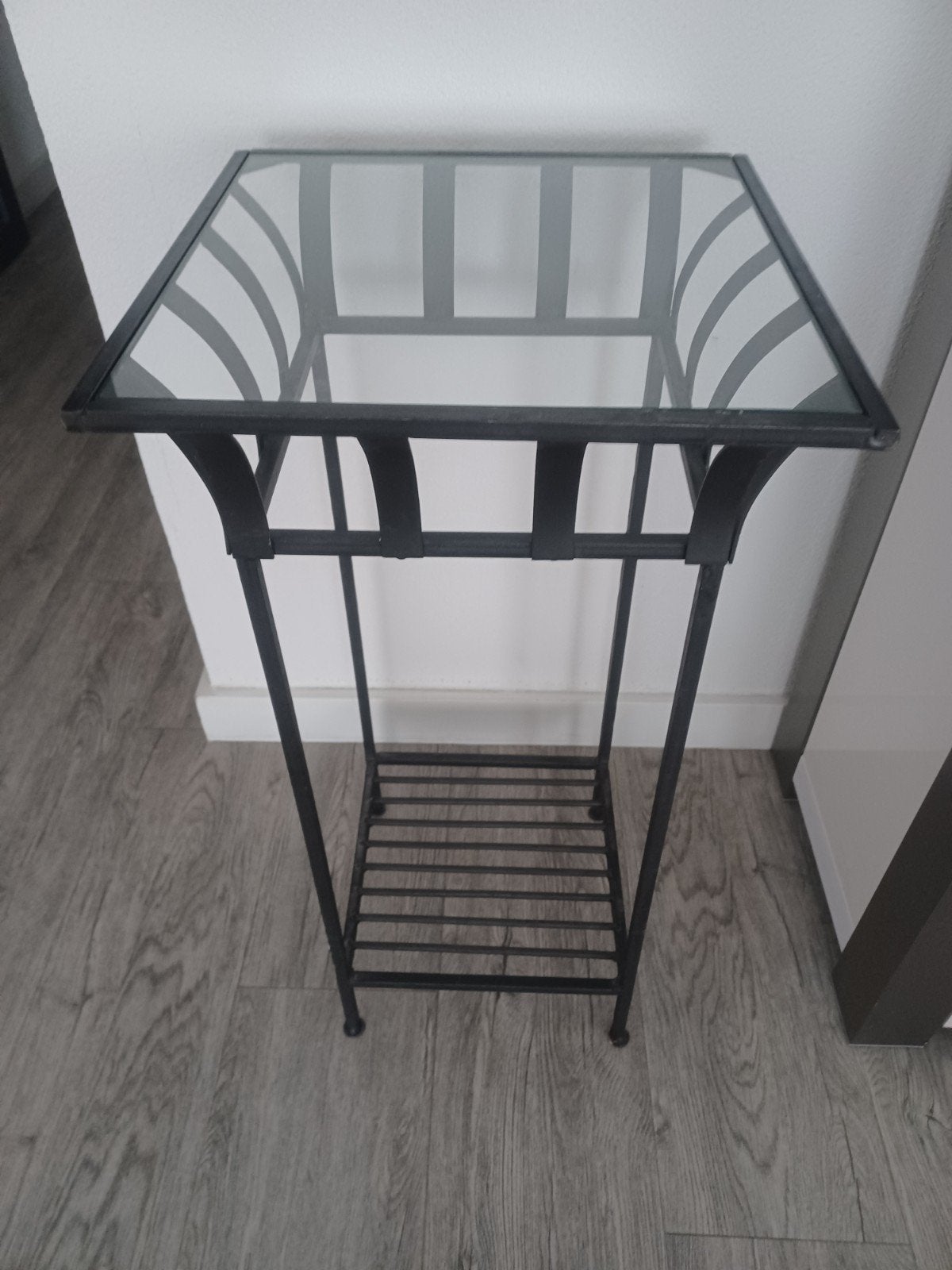 Metalen bijzettafel met glazen blad, Minder dan 55 cm, Gebruikt, Metaal of Aluminium, Vierkant
