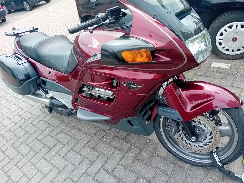 Honda ST1100 Pan-European met topkoffer en afdekhoes, Motoren, Motoren | Honda, Cardan-aandrijving, 4 cilinders, Motorrijbewijs A