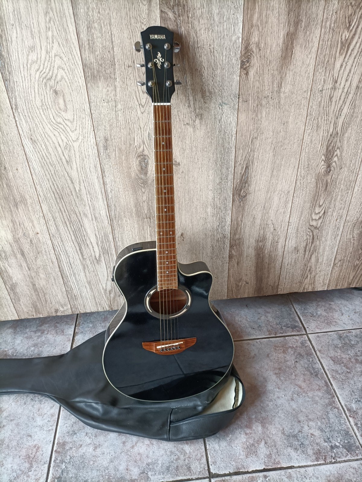 Yamaha APX 500 BL Semi akoestische Westerngitaar met element, Ophalen of Verzenden, Gebruikt, Western- of Steelstringgitaar, Met (piezo-)element