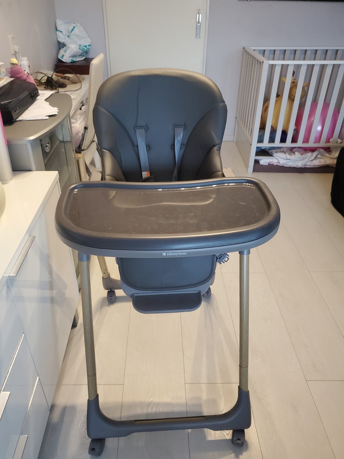 Grijze Kikkoo Boo Kinderstoel met afneembaar eetblad& gordel, Kinderen en Baby's, Ophalen, Zo goed als nieuw, Inklapstoel, Gordel(s)