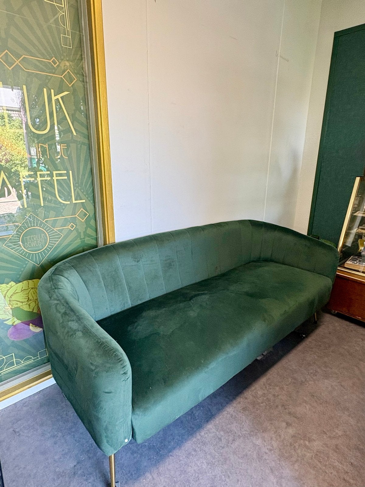 Prachtige groene velours bank met goudkleurige pootjes, Huis en Inrichting, Banken | Bankstellen, Ophalen, 150 tot 200 cm, Driepersoons