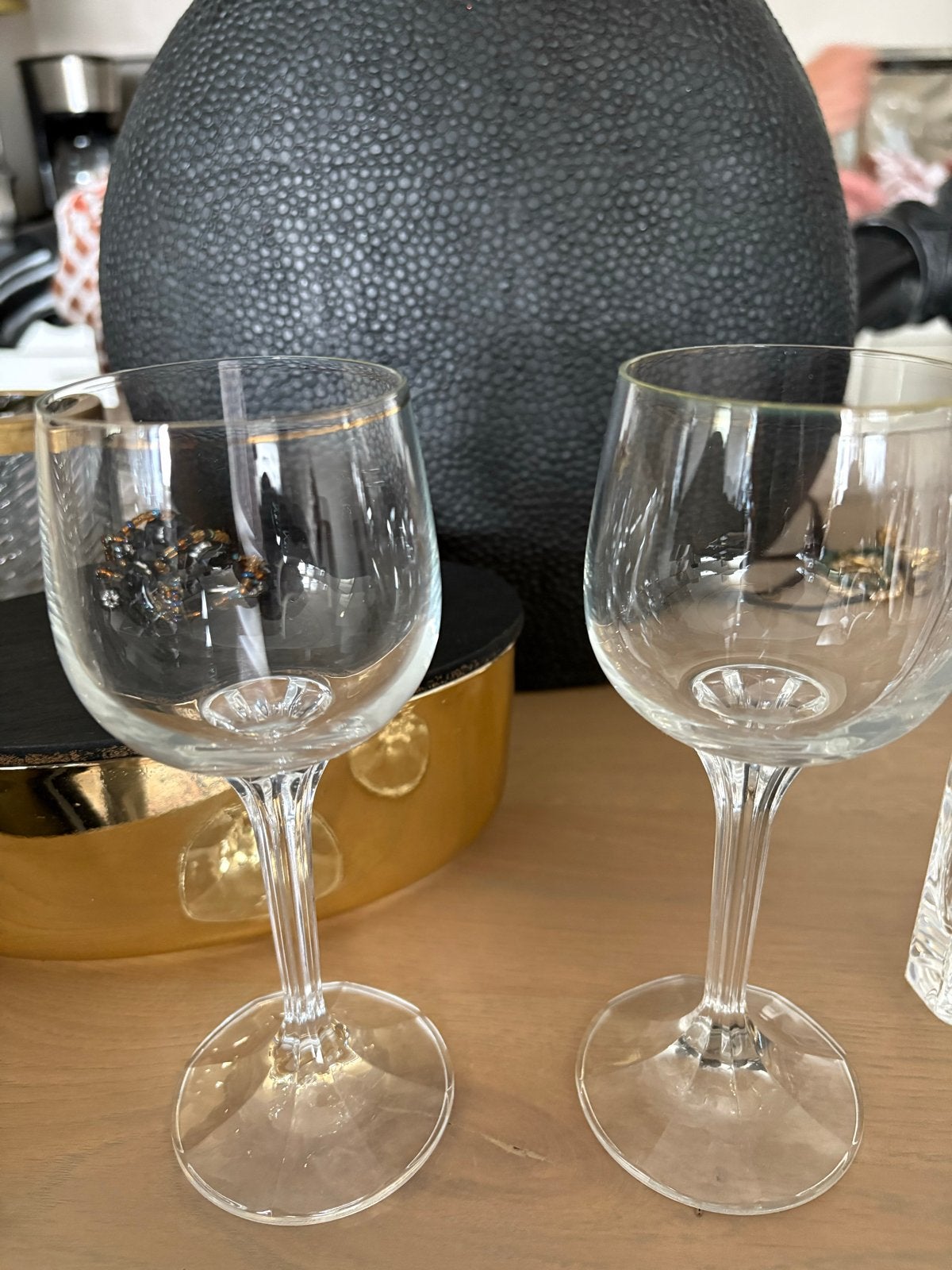 Set van 2 wijnglazen klein met gouden rand, Antiek en Kunst, Ophalen of Verzenden