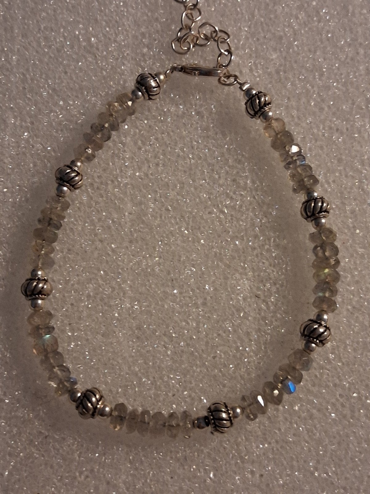 Armband met Labradoriet steen en zilver tussenstukjes, Ophalen of Verzenden, Nieuw, Grijs, Overige materialen