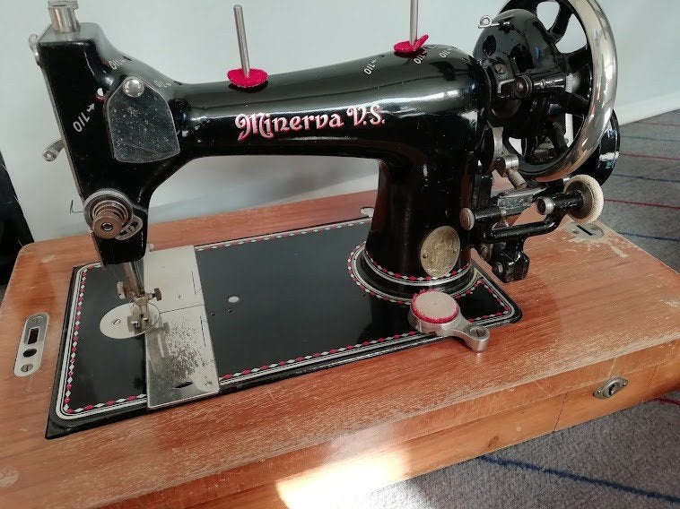 Antieke naaimachine, Ophalen