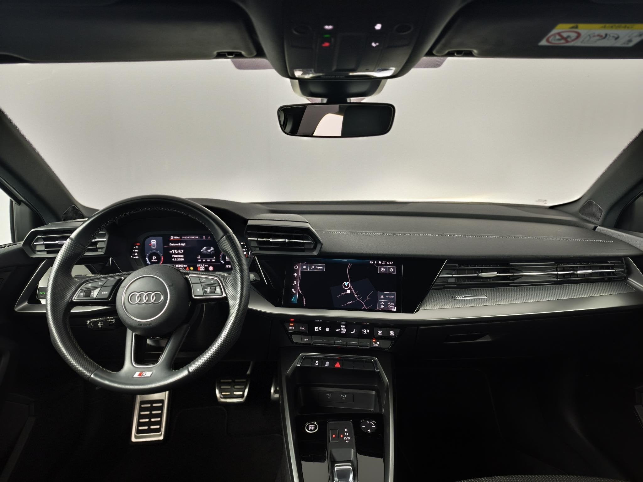 Audi A3 Limousine 30 TFSI S edition | S-Line | Navigatiesyst, Auto's, Gebruikt, Met garantie (alle), Leder en Stof, Wit