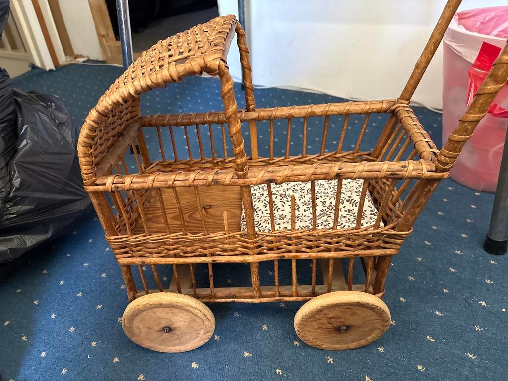 Oude rieten poppenwagen met gebruikerssporen, Ophalen, Gebruikt, Overige typen