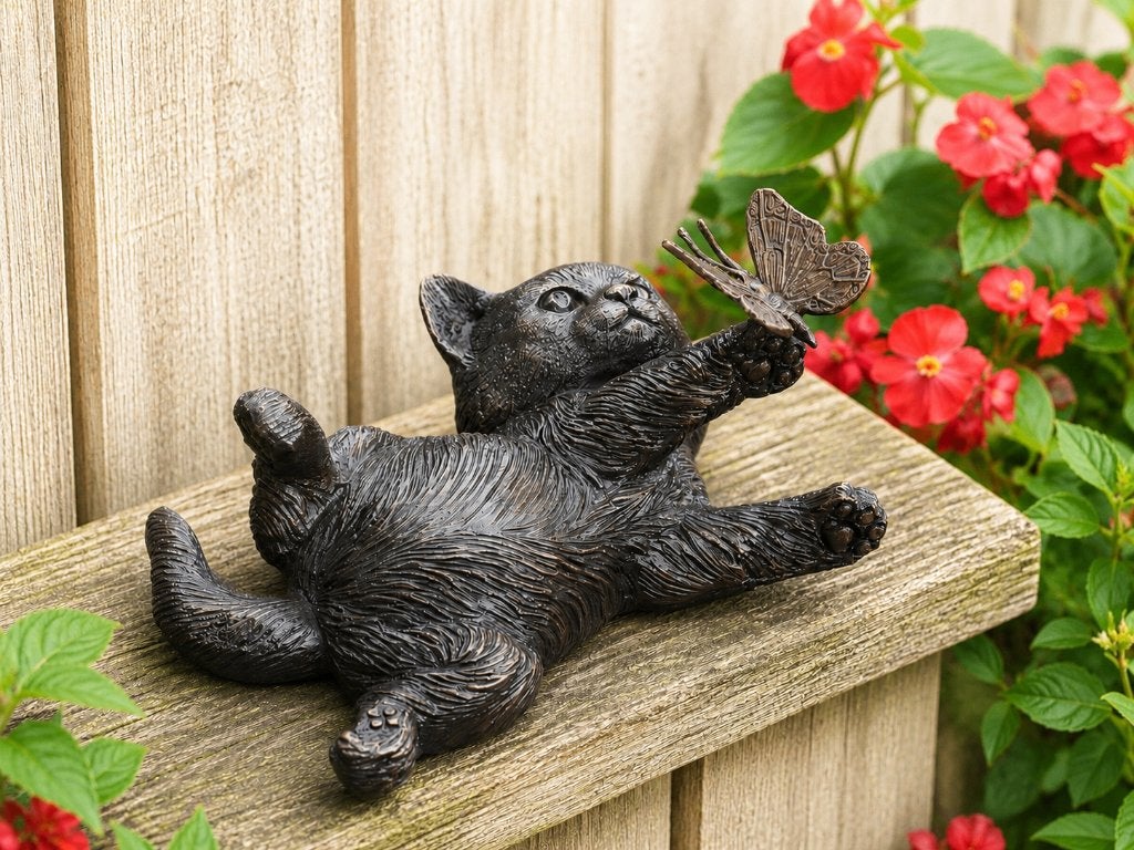 Bronzen beeld/ Kitten spelend met vlinder / brons / poes/kat, Nieuw, Info@huisentuindecoratiemarie.nl, Huis en tuin decoratie marie
