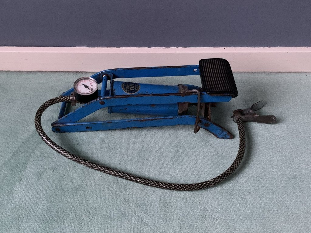 VOETPOMP Fietspomp blauw metaal met manometer | vintage, Ophalen of Verzenden, Drukmeter, Gebruikt