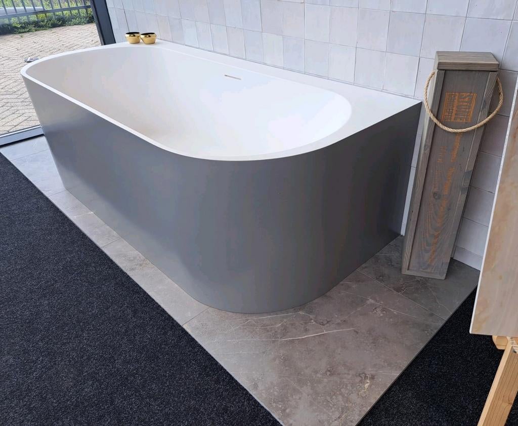 Riho solid surface back-to-wall, showroombad, als nieuw, Ophalen