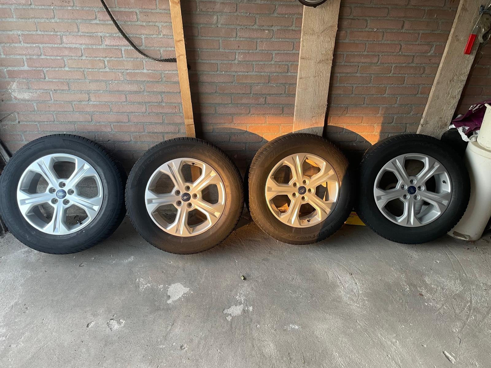 Originele Ford Kuga lichtmetalen velgen & banden, Auto-onderdelen, Banden en Velgen, Ophalen, Banden en Velgen, 17 inch, Winterbanden