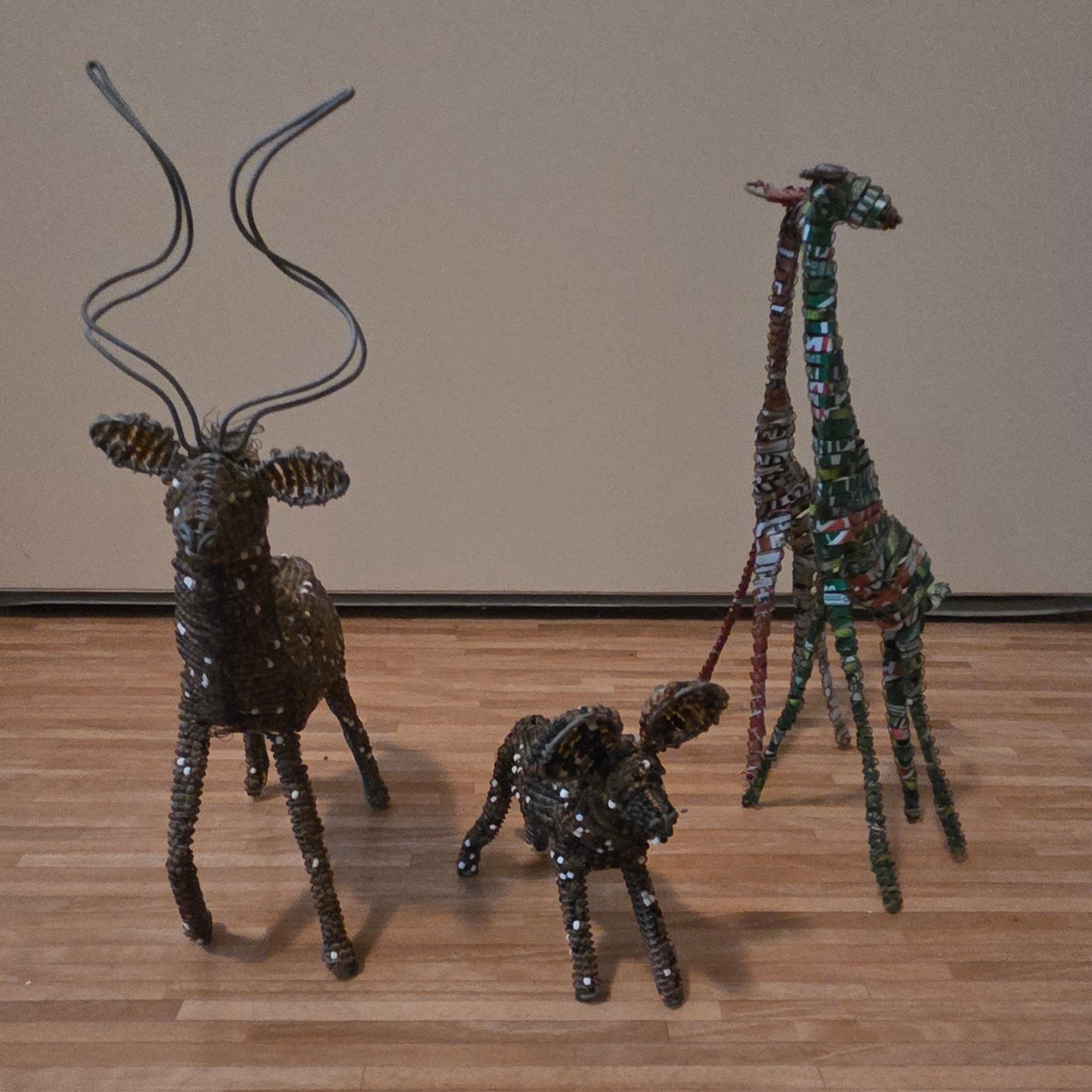 4 Afrikaanse sculpturen, 2 van draad, 2 van blik, Ophalen