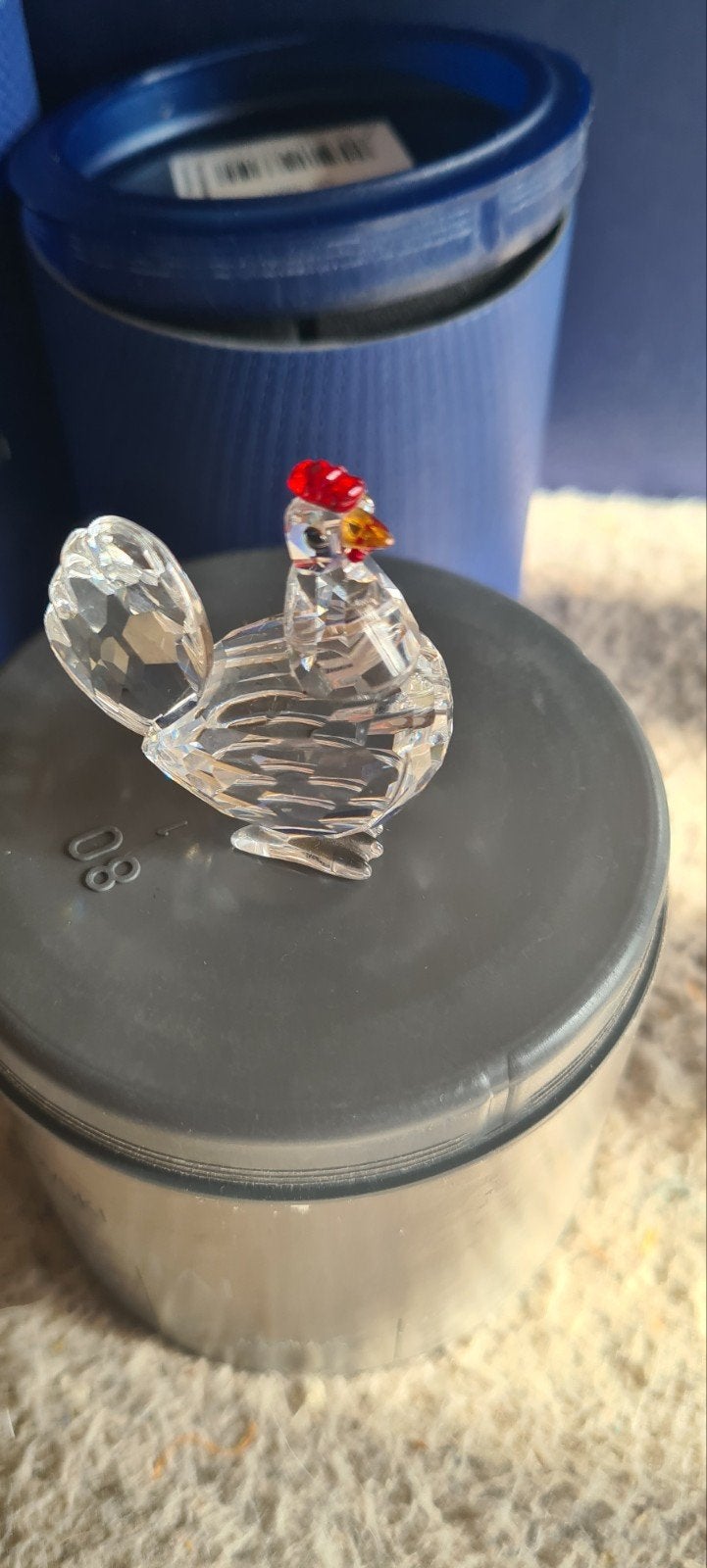 Swarovski kip met rode kam, Ophalen of Verzenden, Zo goed als nieuw, Figuurtje