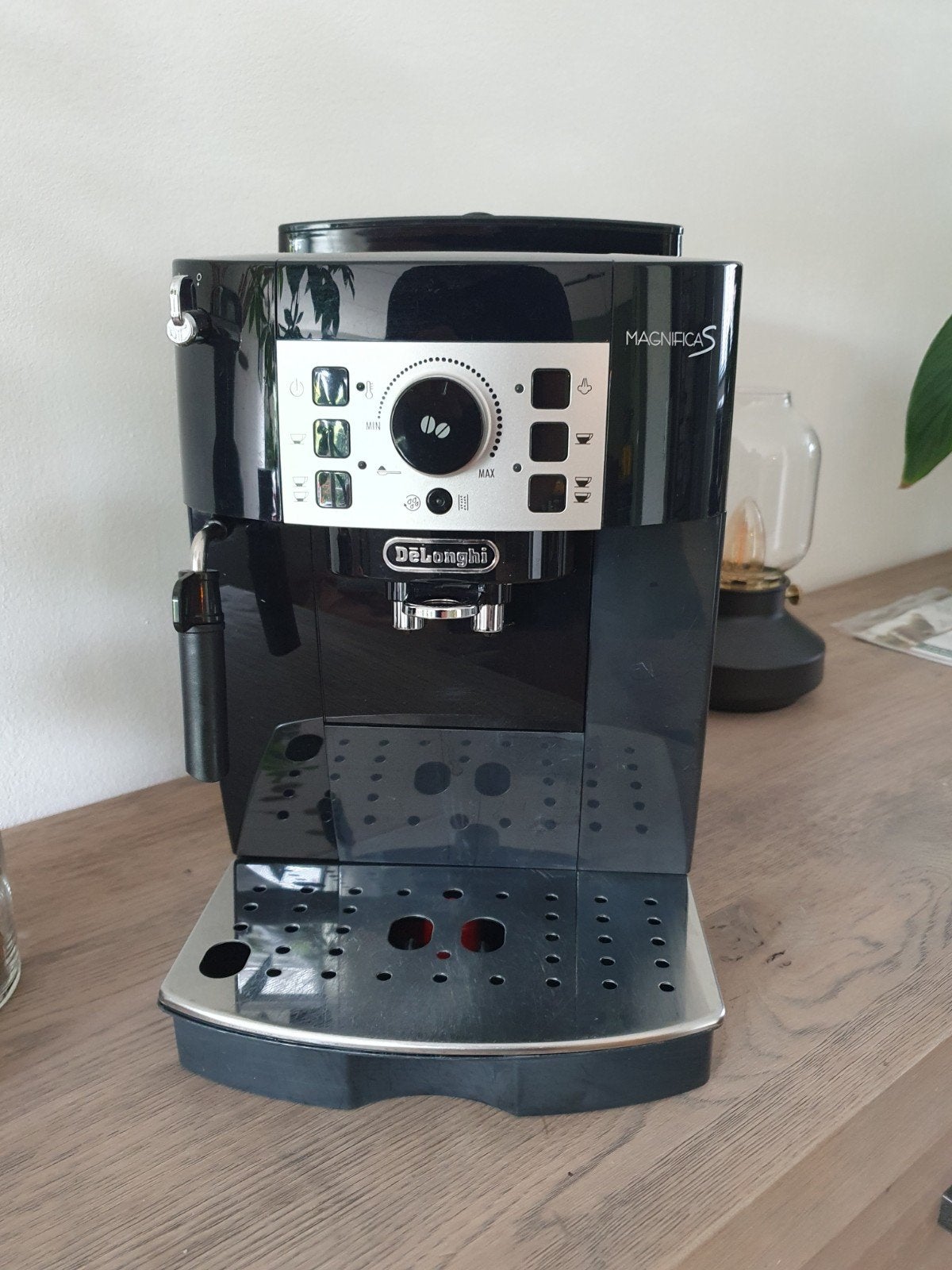 De'Longhi Magnifica S volautomatische koffiemachine, Witgoed en Apparatuur, Ophalen, Gebruikt, Koffiemachine, Koffiebonen