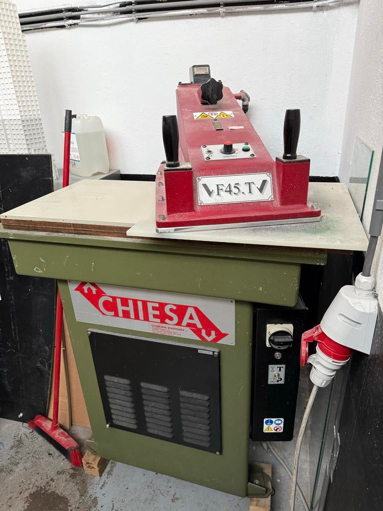 Swing arm hydraulic cutting press ,die cutting machine, Zakelijke goederen, Machines en Bouw | Industrie en Techniek, Ophalen