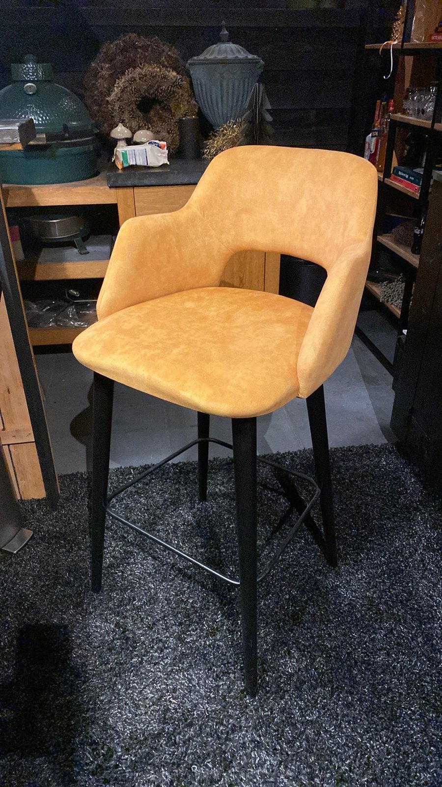 Keurige velours barkruk zonder vlekken of beschadigingen., Ophalen, Met voetsteun, 60 tot 90 cm, Zo goed als nieuw