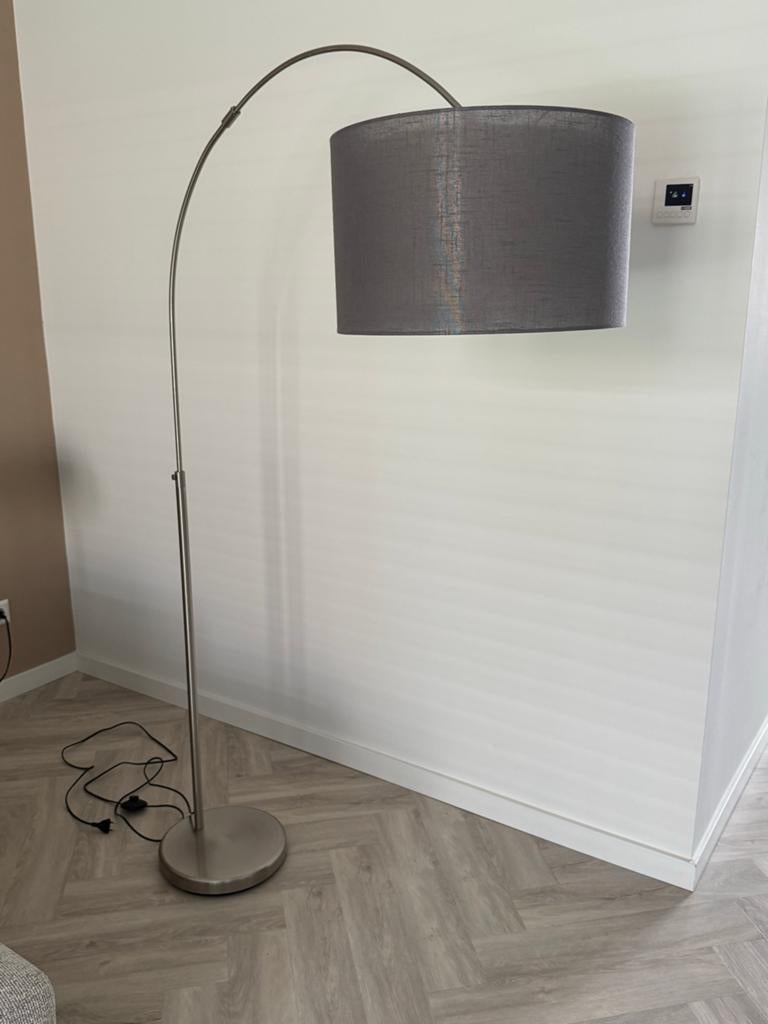 Moderne Booglamp met Grijze Stoffen Kap, Ophalen, Zo goed als nieuw, Rond, 50 cm of meer
