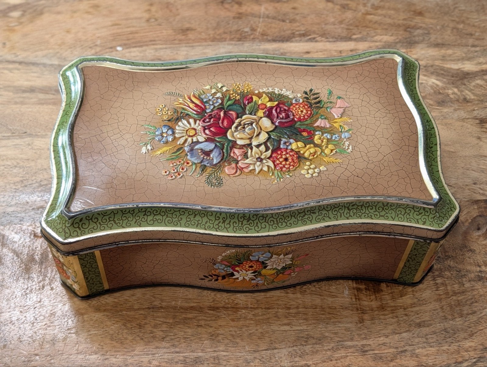 Vintage blikken doos met bloemen reliëf – Jaren 70, Huis en Inrichting, Woonaccessoires | Dienbladen, Ophalen of Verzenden, Hout