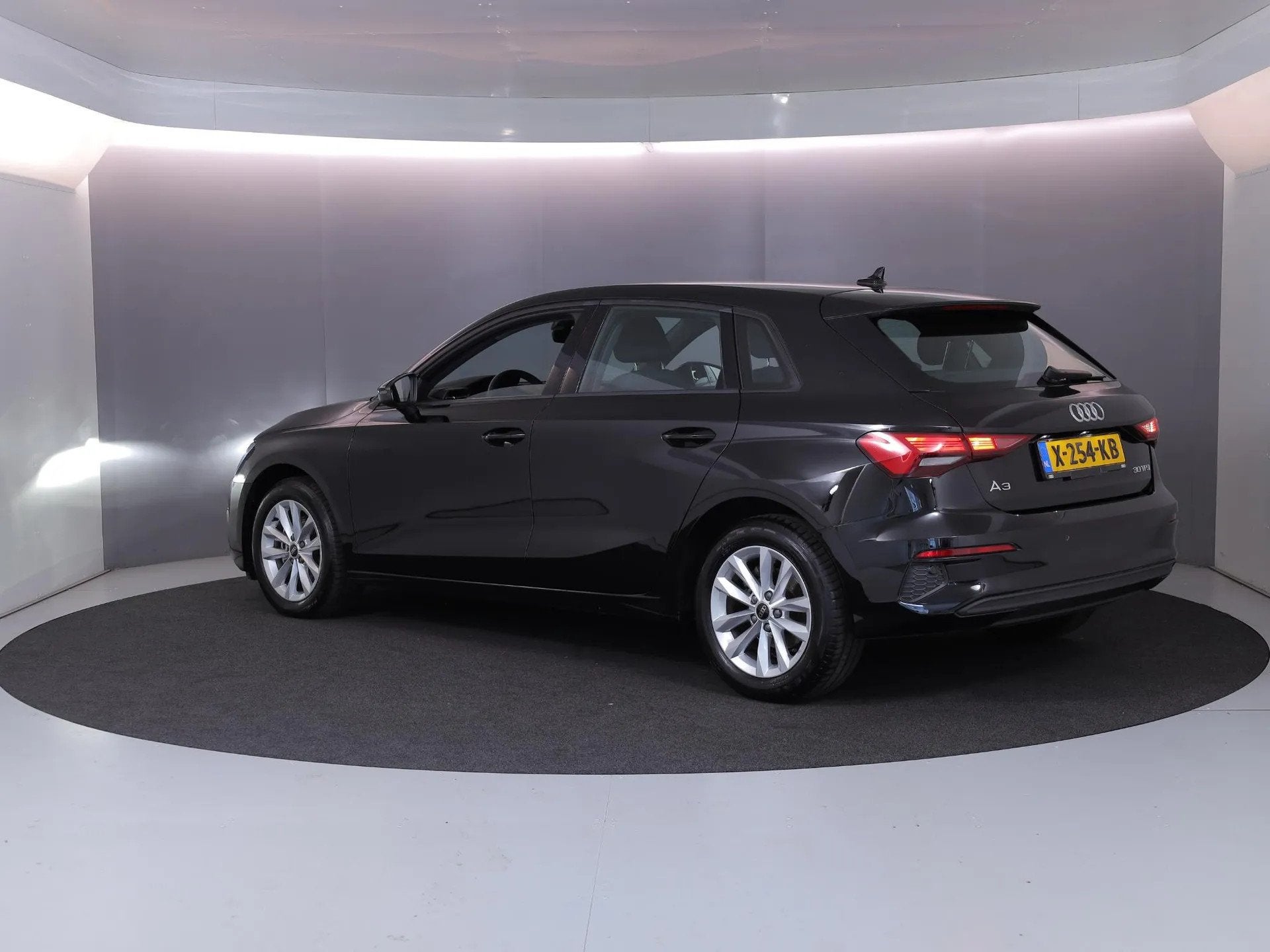 Audi A3 Sportback 30 TFSI Pro Line (bj 2023, automaat), Gebruikt, Zwart, Origineel Nederlands, Bedrijf