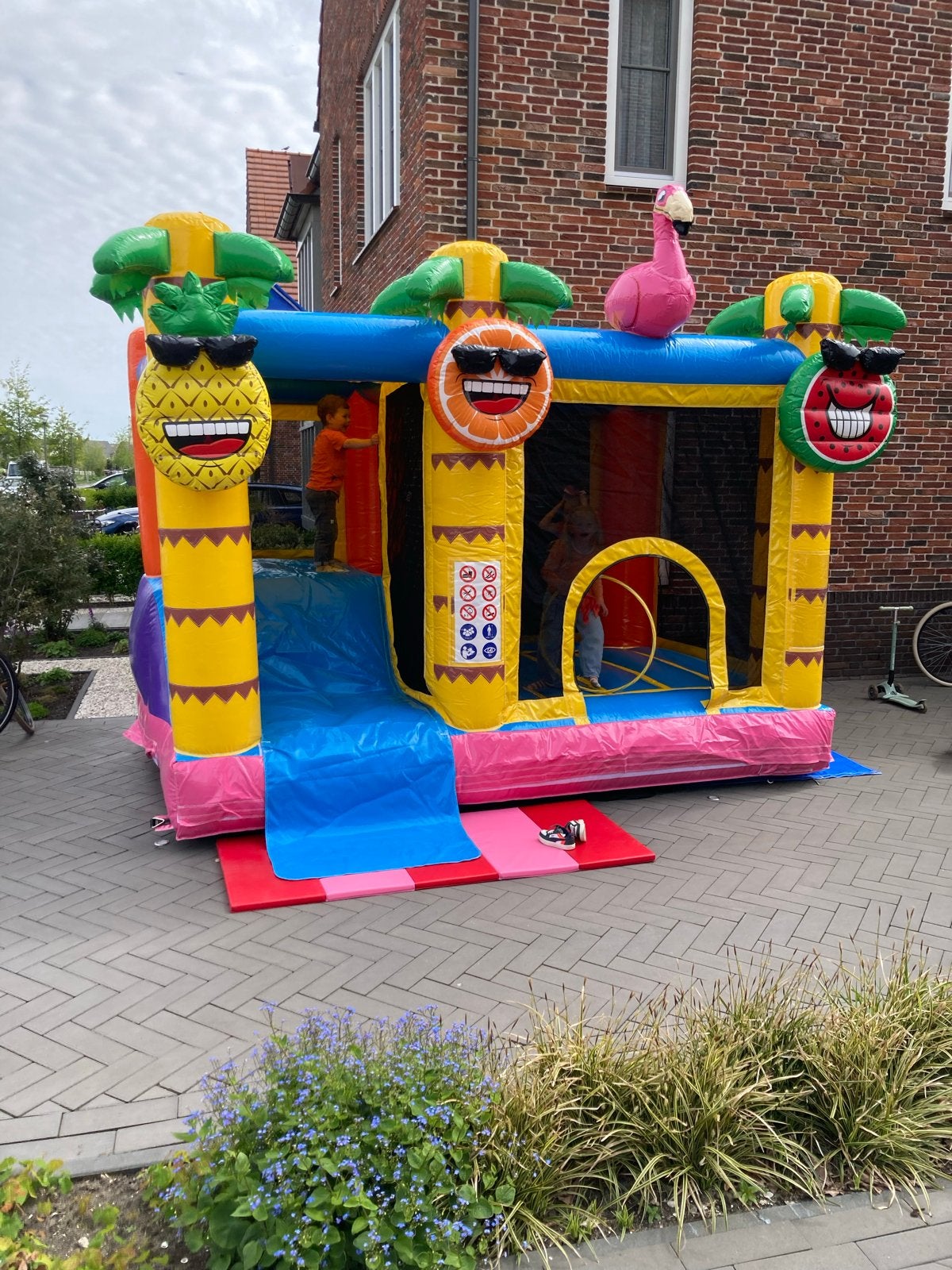 Springkussen met zwembad! Flamingo thema, Zo goed als nieuw, V, V, Jb inflateble