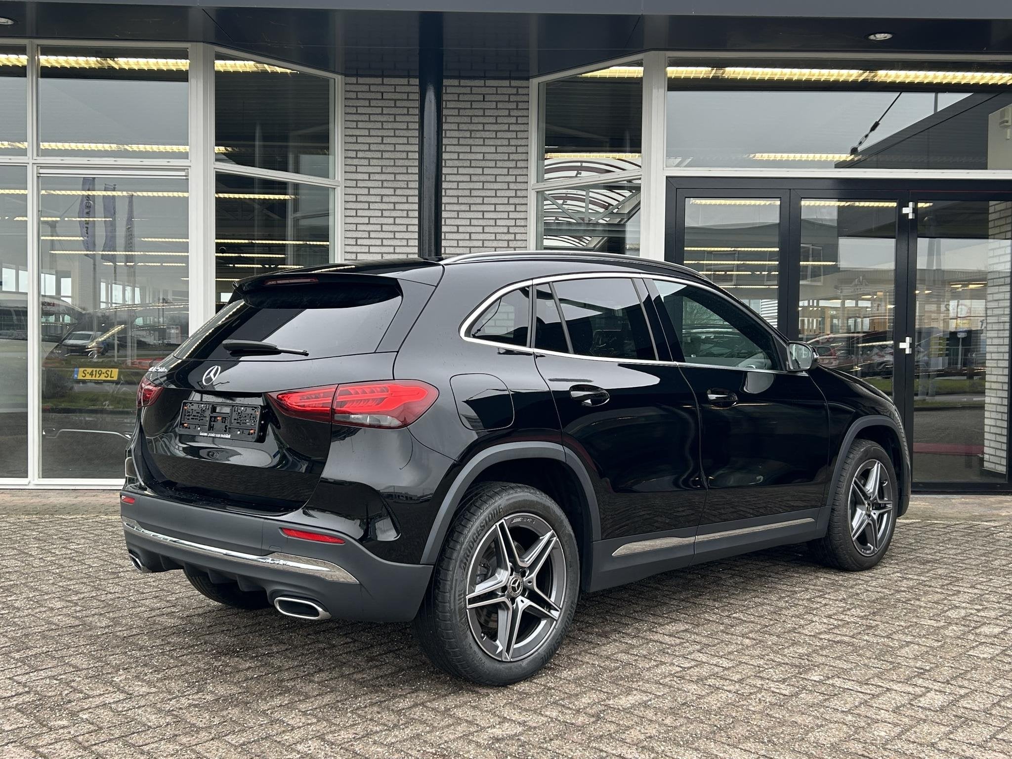 Mercedes-Benz GLA-klasse 250 e AMG | Panoramadak | Head-Up, 4 cilinders, 16 kWh, Leder en Stof, Zwart