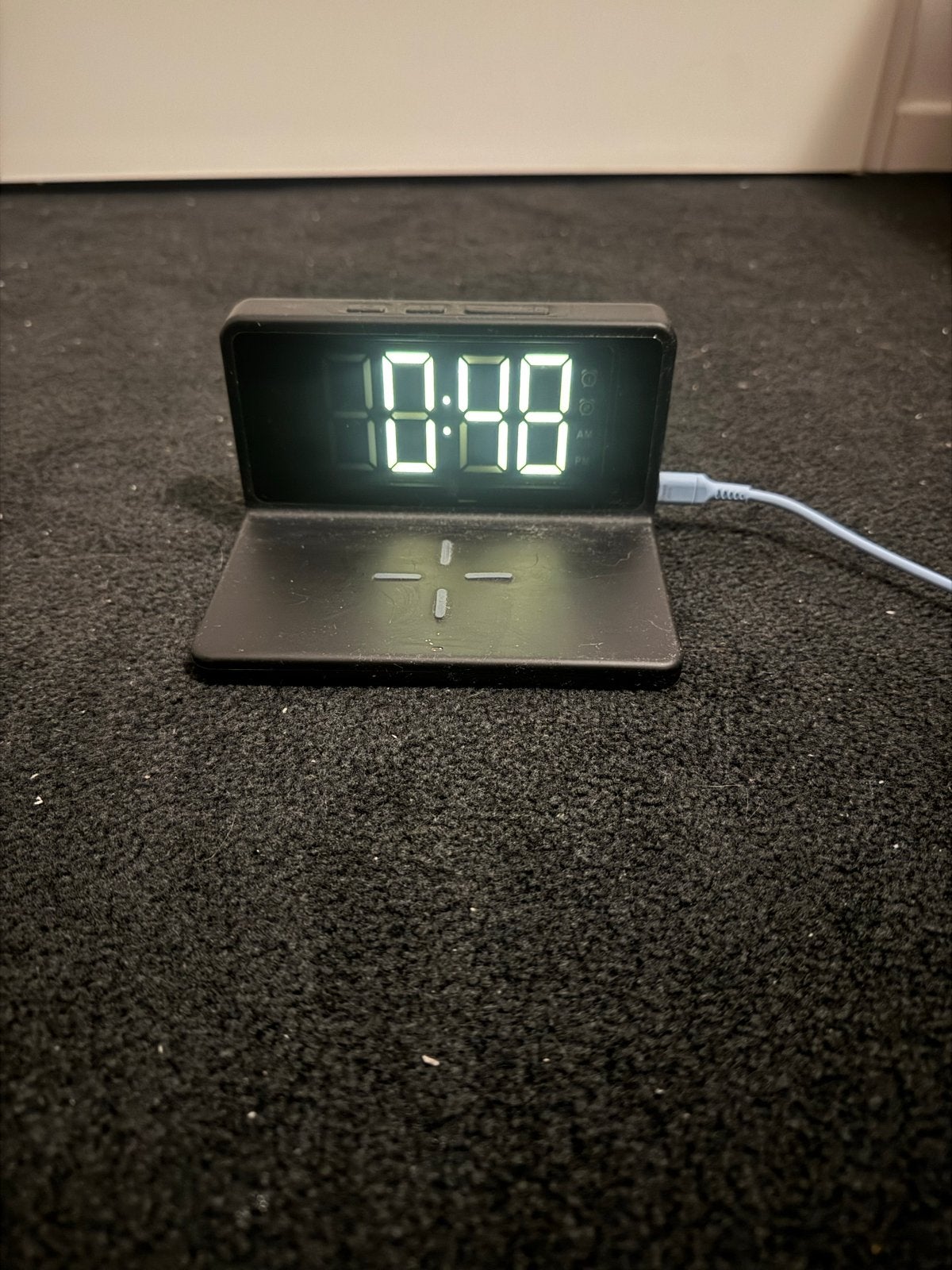 Digitale wekker met draadloze oplader - HEMA USB-C, Witgoed en Apparatuur, Wekkers, Ophalen of Verzenden, Gebruikt, Digitaal