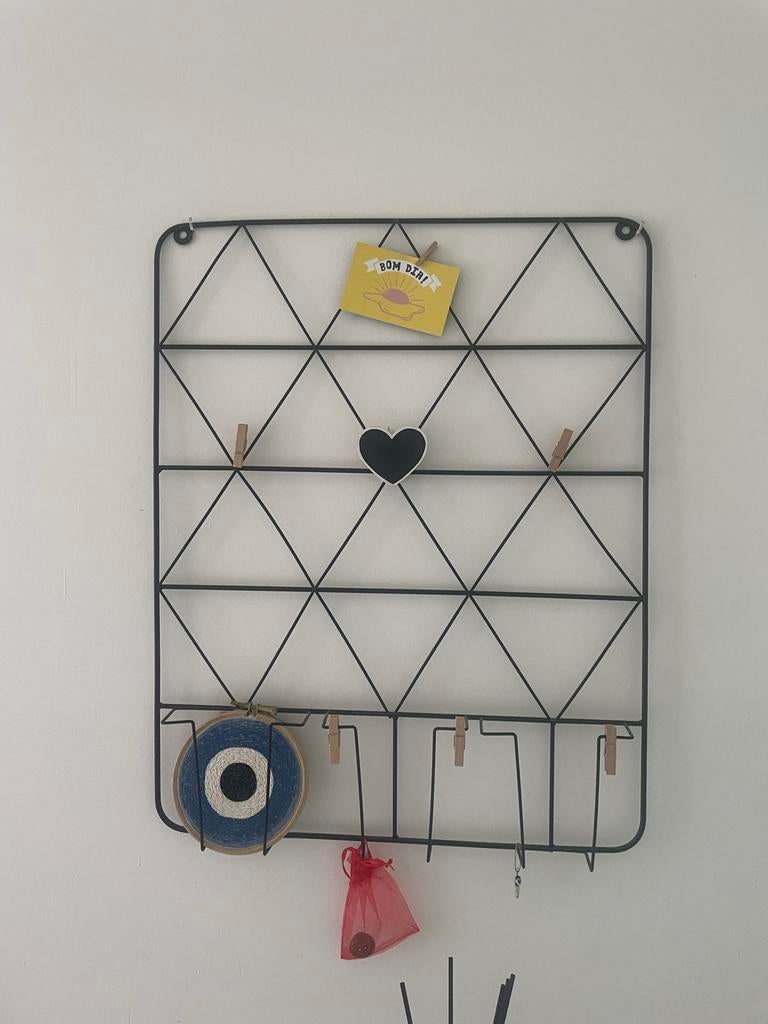 Zwart metalen wandrek met geometrisch patroon, Huis en Inrichting, Woonaccessoires | Memoborden, Ophalen of Verzenden, Zo goed als nieuw