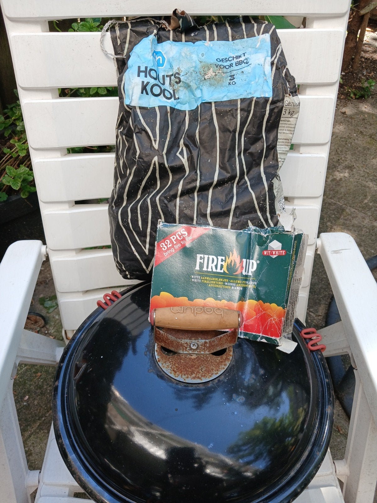 Barbecues en hutten kool en aan maak blokje opruimen, Ophalen