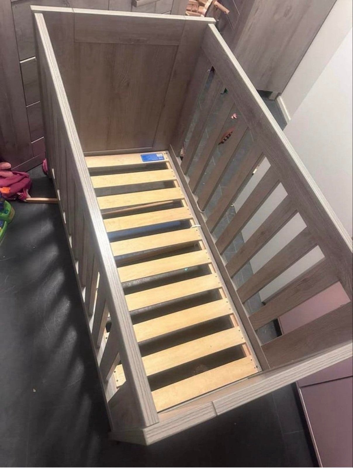 TWF Babybed verstelbaar met wandplank, Ophalen, 190 cm of minder, Grijs, Hout