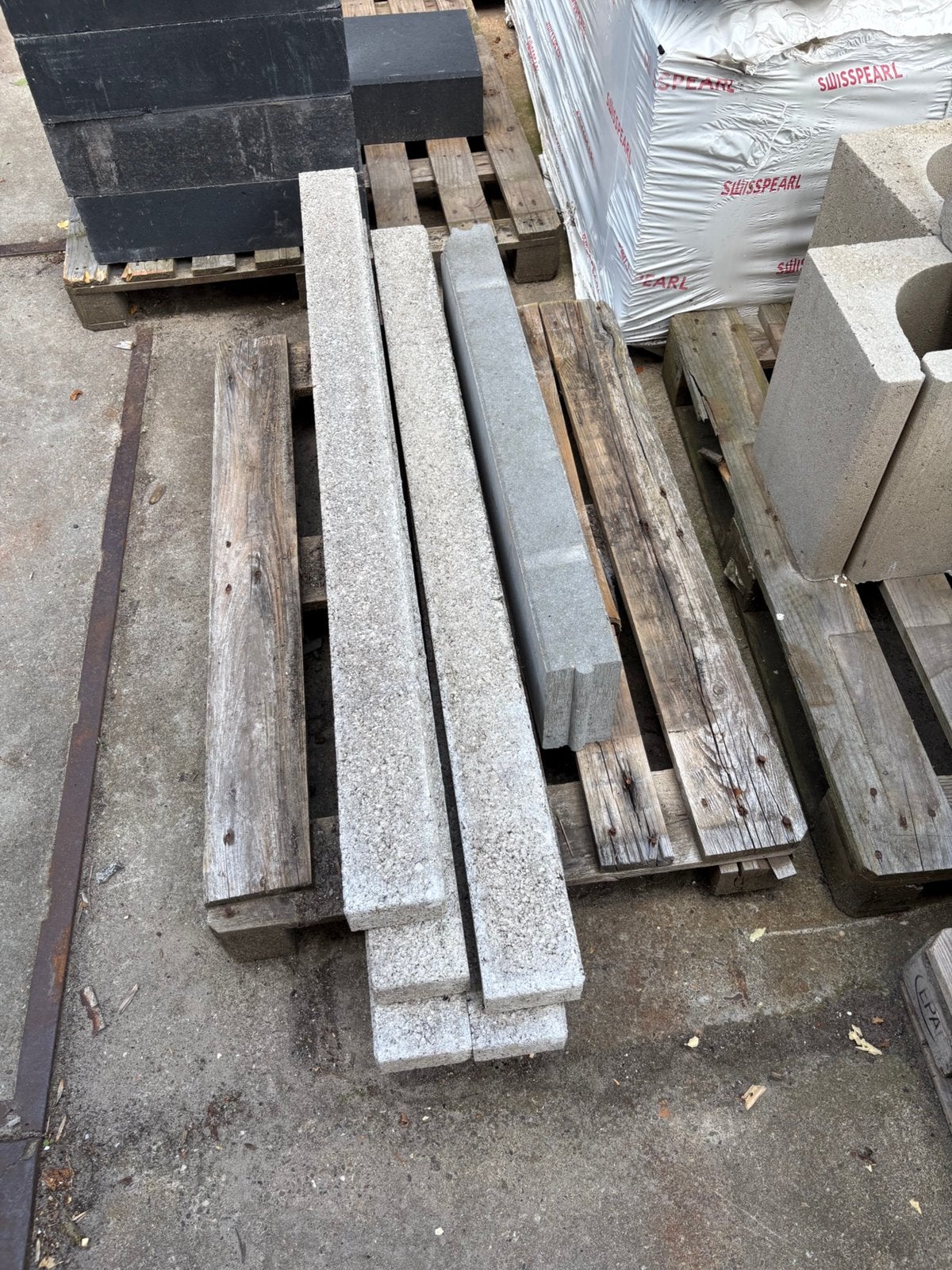 Betonrestanten keerwanden, stapelblokken, latei en dakpannen, Tuin en Terras, Tegels en Klinkers, Ophalen, Gebruikt, ., Overige typen