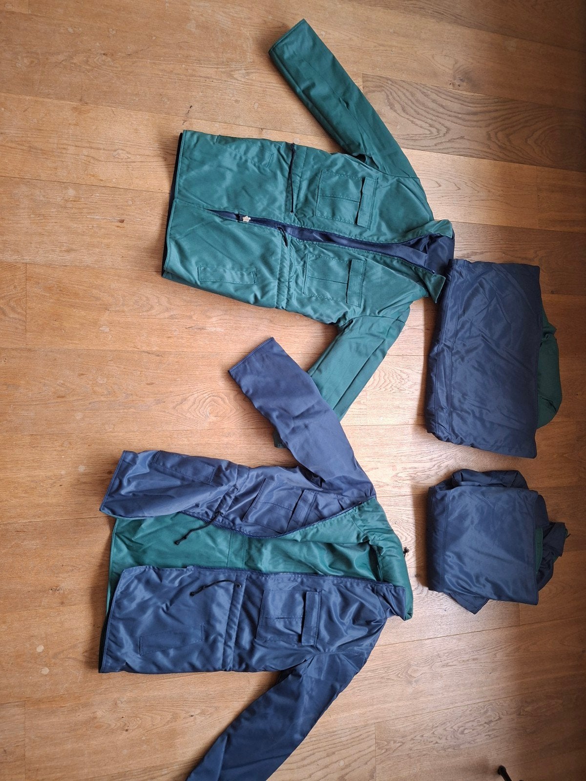 4 x Omkeerbare jas groen/blauw met capuchon, Onbekend, Maat 48/50 (M), Nieuw, Ophalen of Verzenden