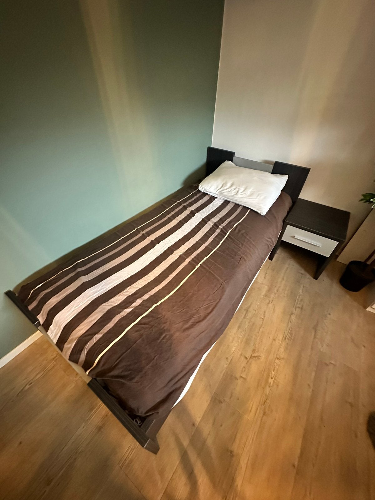 Eenpersoonsbed 200 x 90 donkergrijs / aluminium., Ophalen, 90 cm, Eenpersoons, Zo goed als nieuw