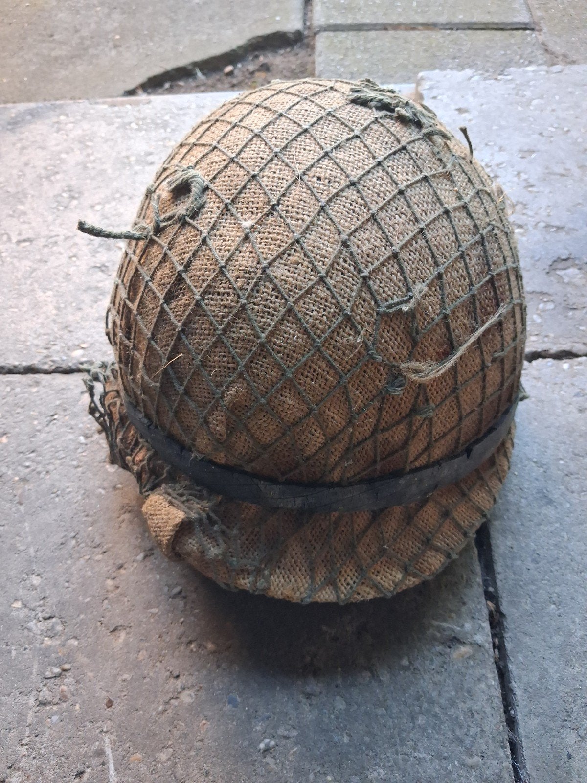 Vintage Legerhelm met Net en Jute Camouflage, Verzamelen, Ophalen of Verzenden, Helm of Baret