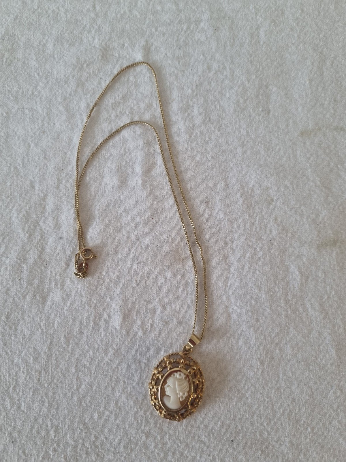 Vintage Camee Ketting met Hanger - Goudkleurig, Gebruikt, Verzenden, Goud, Overige materialen