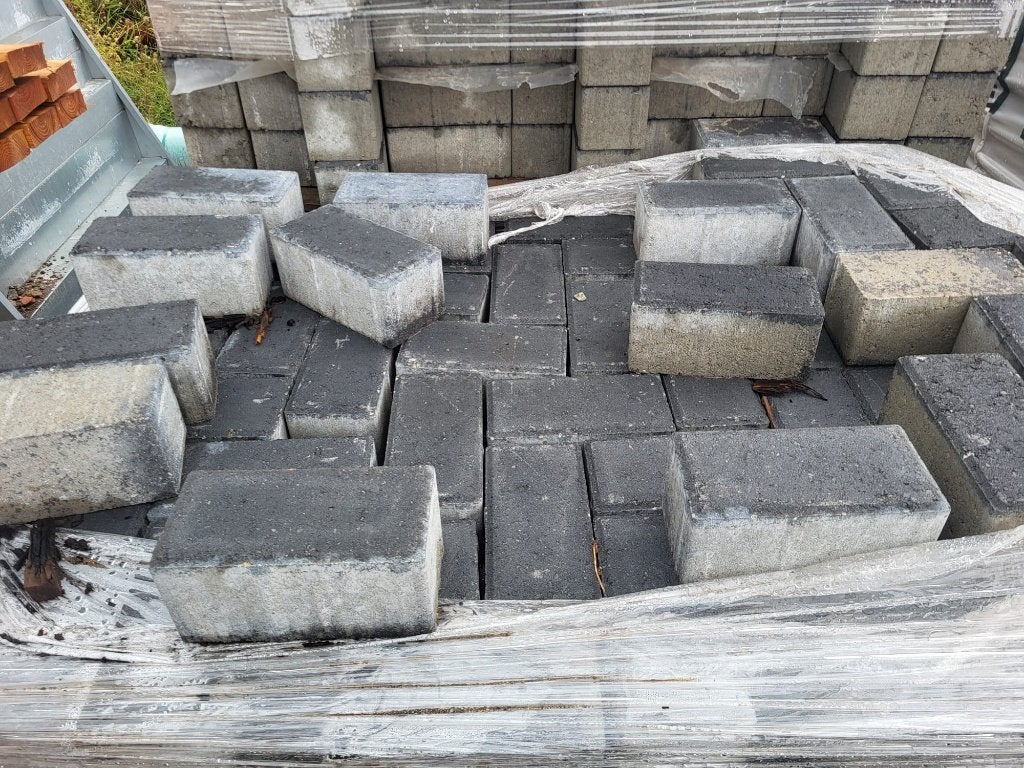 Restpartij 42.5m2 z.g.a.n betonklinkers zwart 10cm dik, Ophalen, Klinkers, Zo goed als nieuw, 10 m² of meer