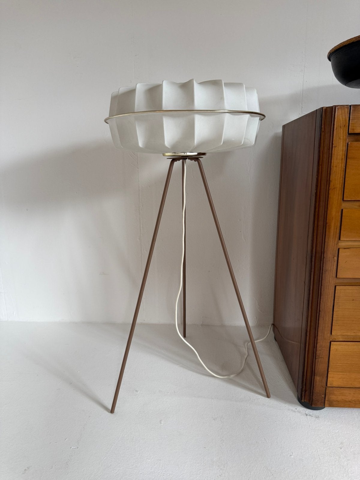 Vintage ‘Ufo’ tripod vloerlamp, Duitsland ‘70, Kunststof, Vintage retro buisframe design rotan webbing papercord deens, Zo goed als nieuw