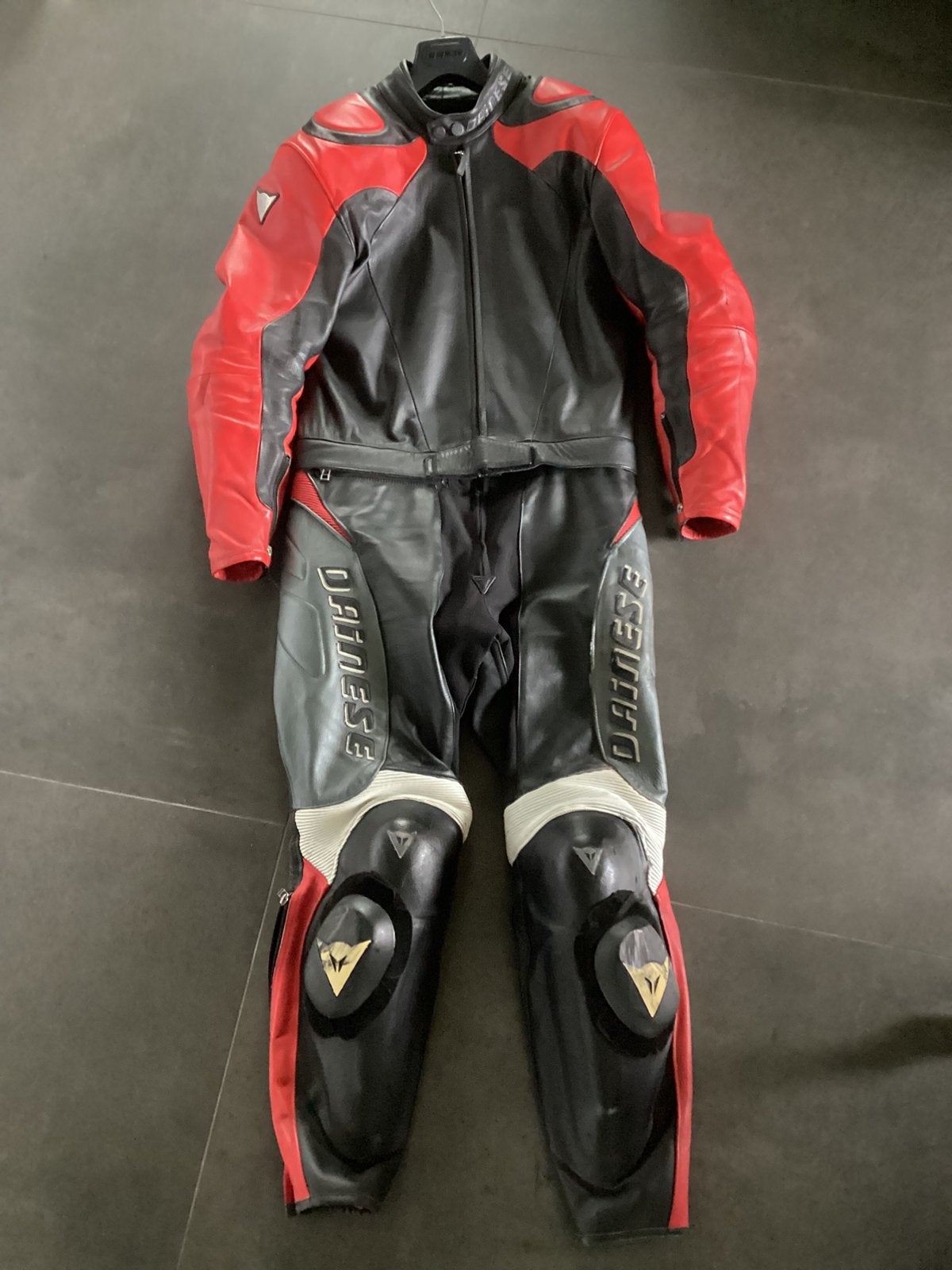 Dainese 2-delig motorpak, mt 50, zwart met rood wit grijs, Motoren, Kleding | Motorkleding, Ophalen, Tweedehands, Heren, Combipak